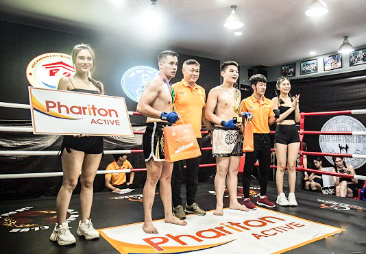 Nam diễn viên Tùng Yuki tận tay giao cúp cho vận động viên thắng cuộc. Phariton ACTIVE tự hào là nhà tài trợ chính cho chương trình “Con đường học võ”, cùng diễn viên Tùng Yuki và võ sĩ Nguyễn Trần Duy Nhất đi tìm tinh hoa võ thuật Việt Nam.   